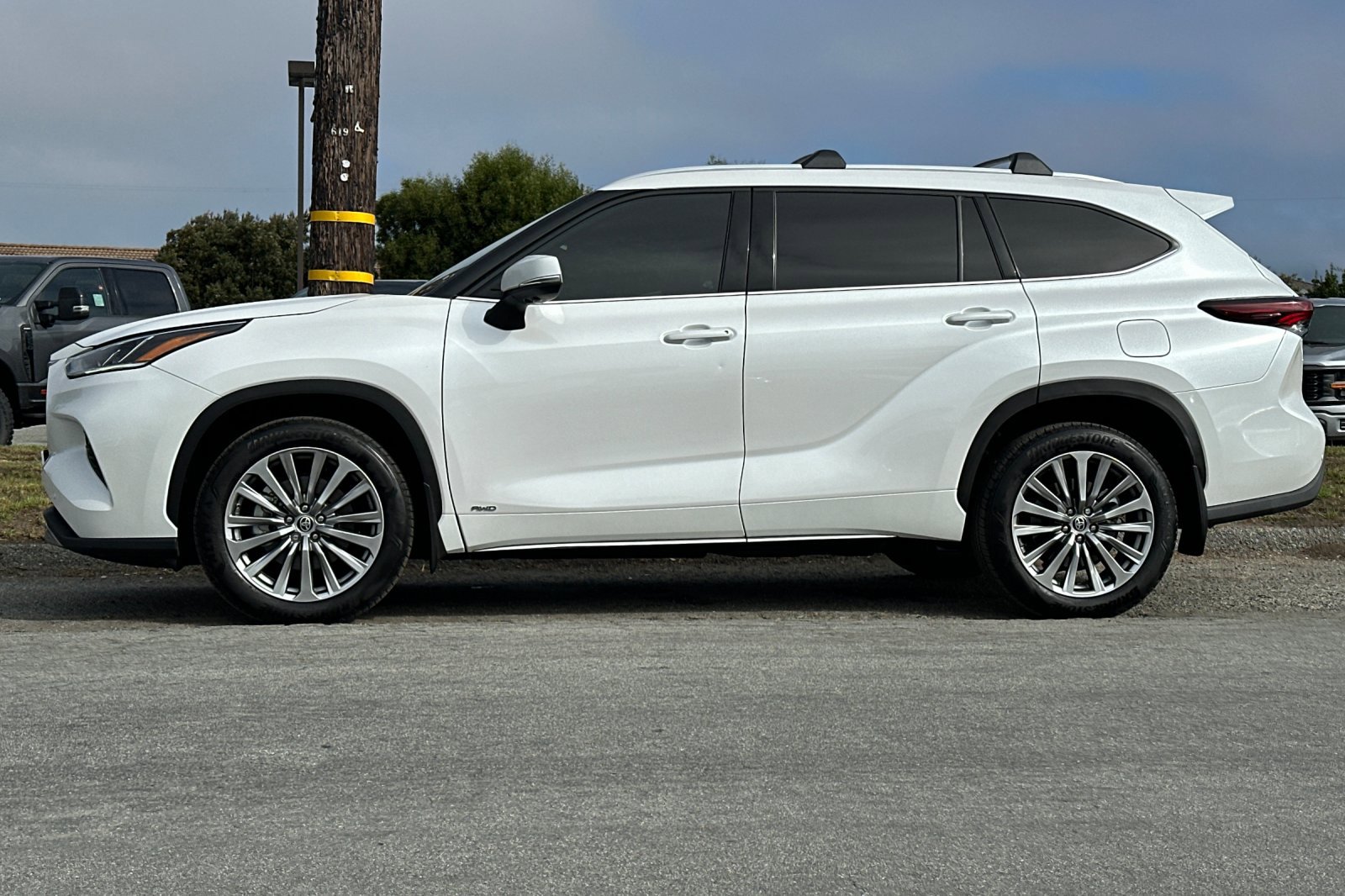 Used 2025 Toyota Highlander XLE image 2