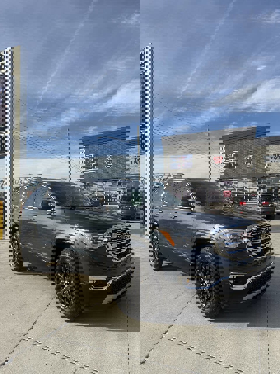 Used 2019 GMC Acadia SLT w/ LPO, Floor Liner Package image 1