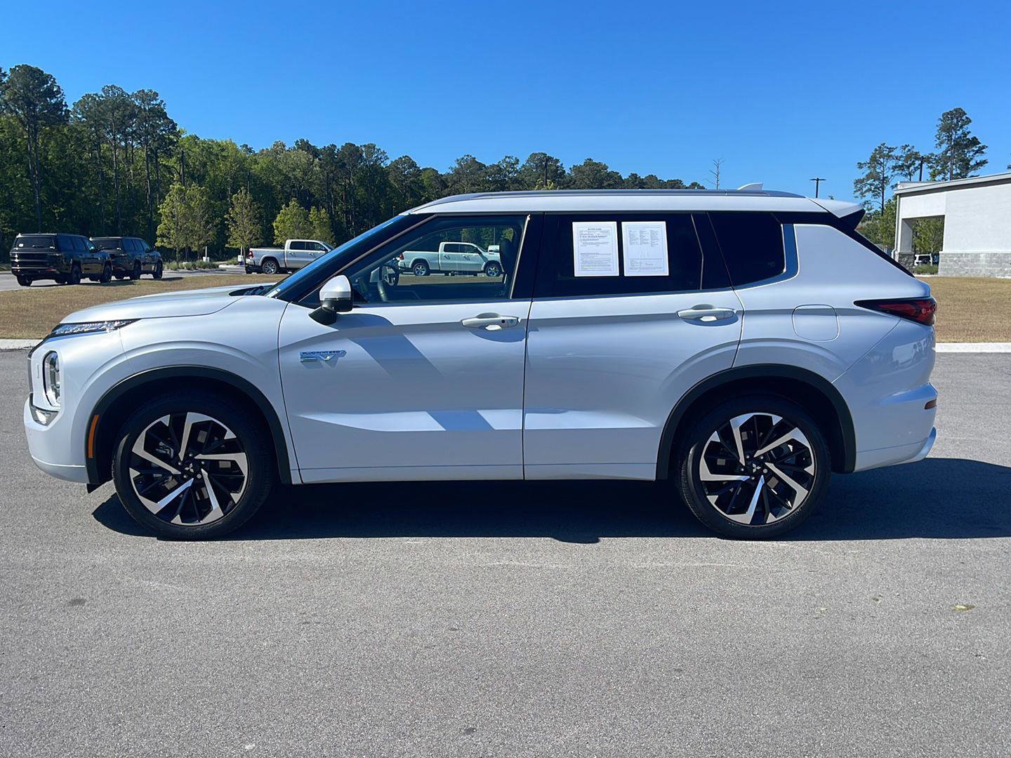 Used 2025 Mitsubishi Outlander 4WD Plug-In Hybrid image 4