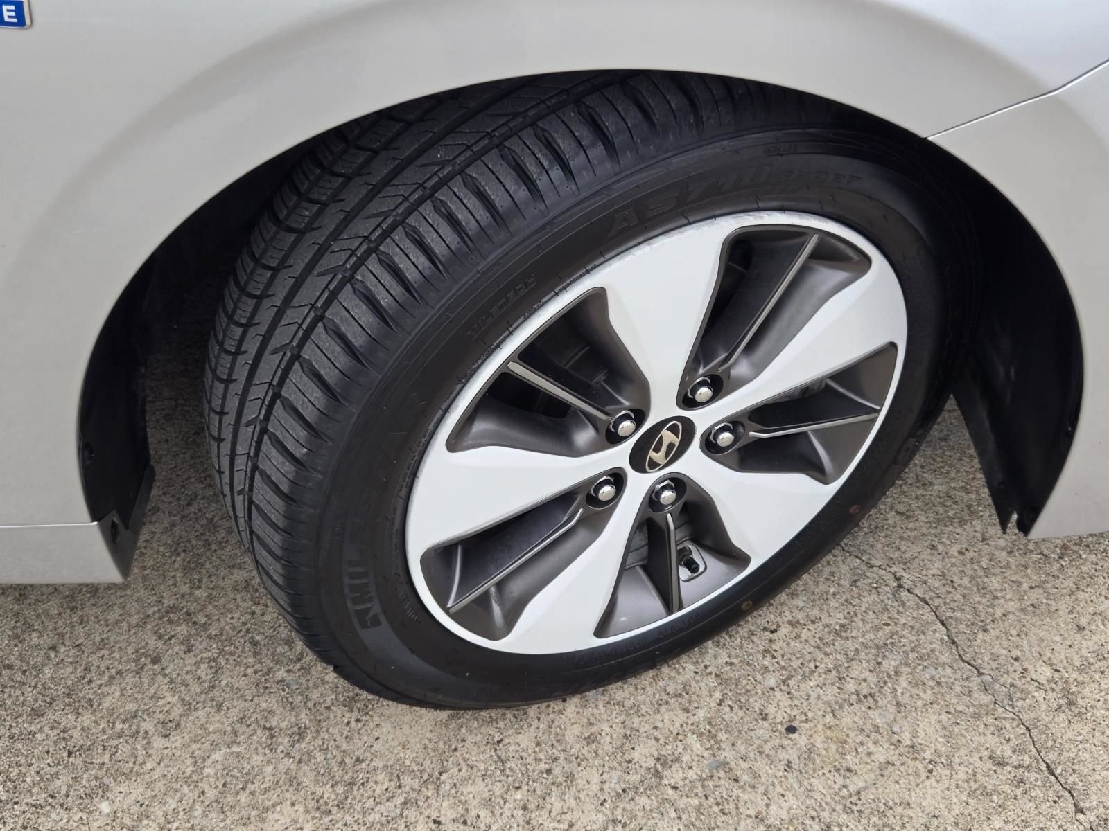 Used 2019 Hyundai Ioniq Limited FWD image 6