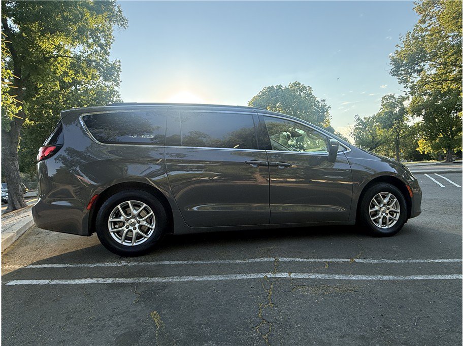 Used 2022 Chrysler Pacifica Touring-L FWD image 4