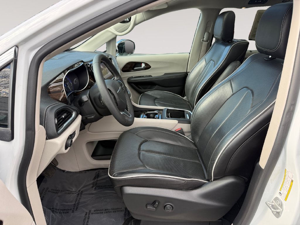 Used 2023 Chrysler Pacifica Limited w/ Uconnect Theater Family Group FWD image 9