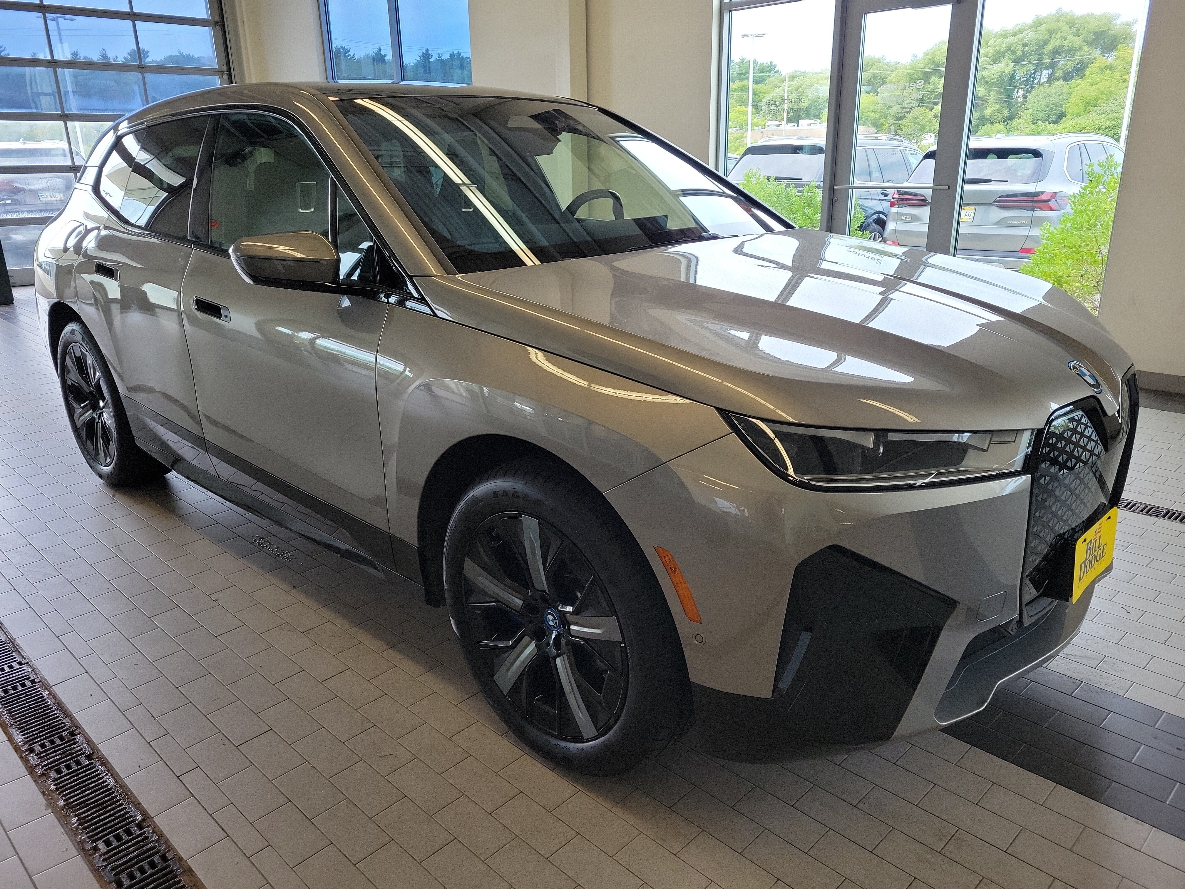 Used 2023 BMW iX xDrive50 w/ Sport Package AWD/4WD image 3