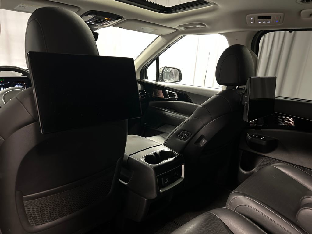 Used 2025 Kia Carnival SX Prestige FWD image 24