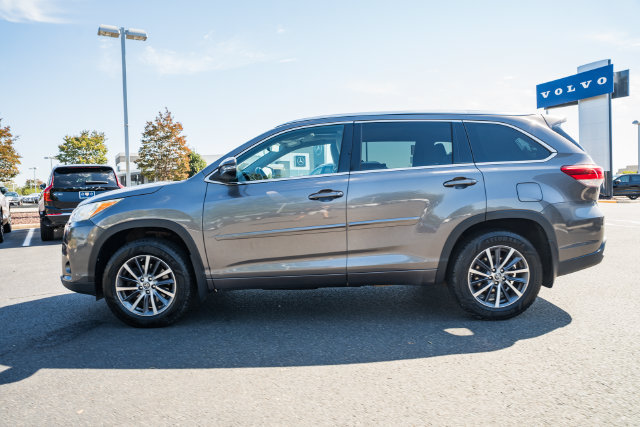 Used 2017 Toyota Highlander XLE AWD/4WD image 4