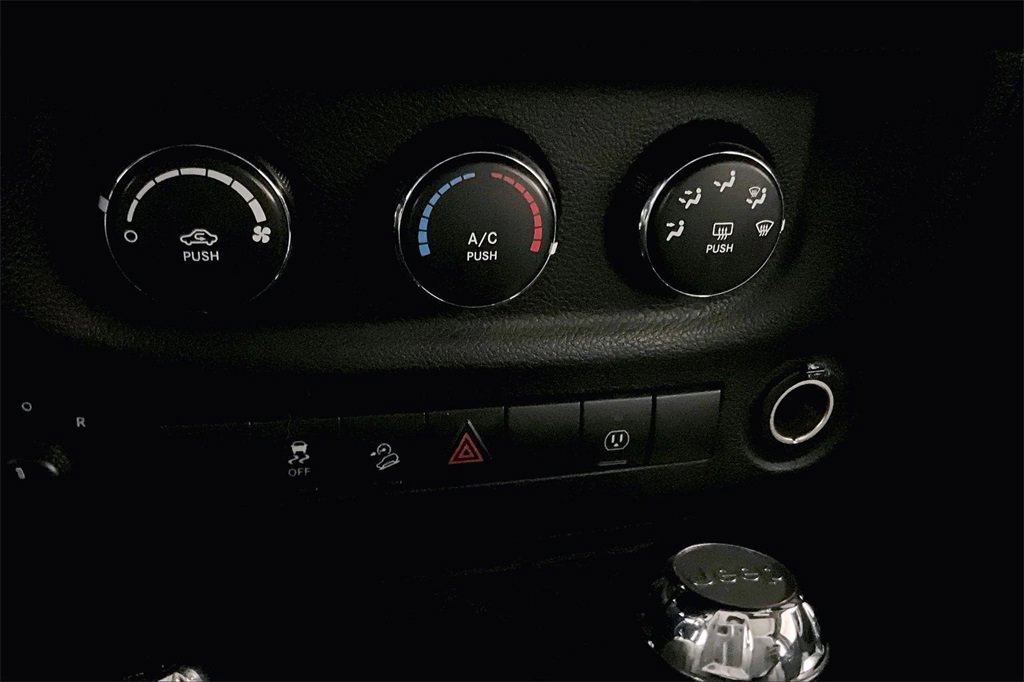 Used 2015 Jeep Wrangler Unlimited Sahara w/ Connectivity Group image 14