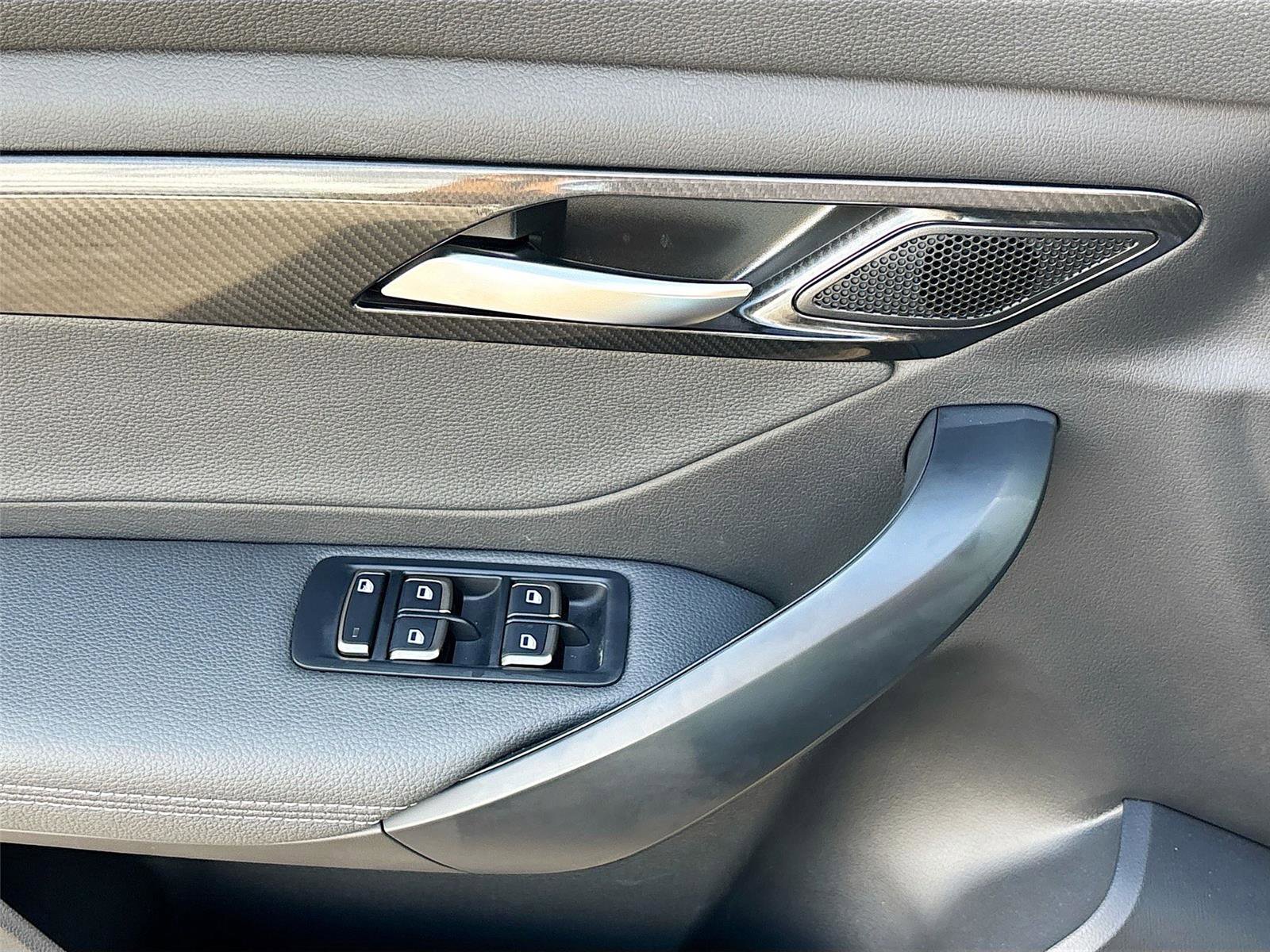 New 2025 VinFast VF 8 Eco image 18