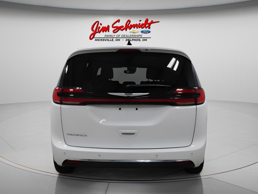 Used 2025 Chrysler Pacifica Select FWD image 4