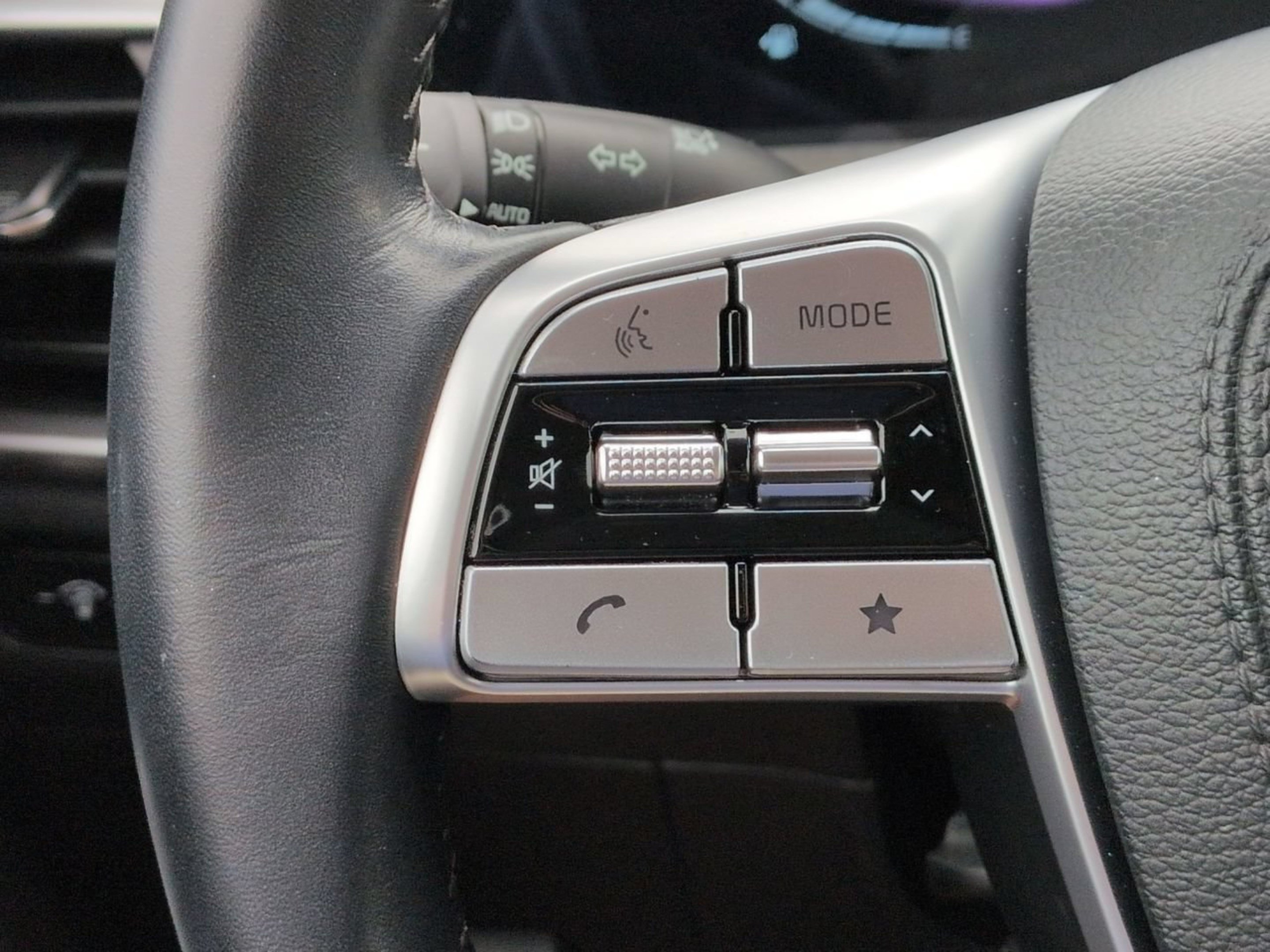 Used 2025 Kia Telluride EX w/ EX Captain's Chair Package FWD image 33