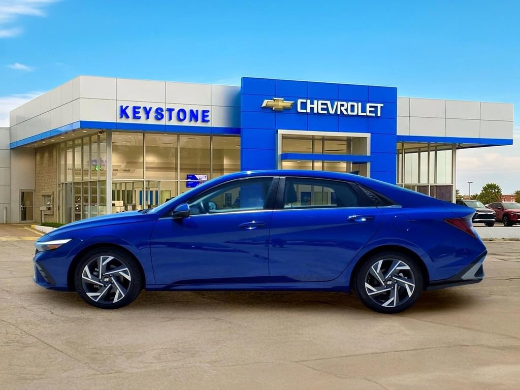 Used 2025 Hyundai Elantra Limited FWD image 4