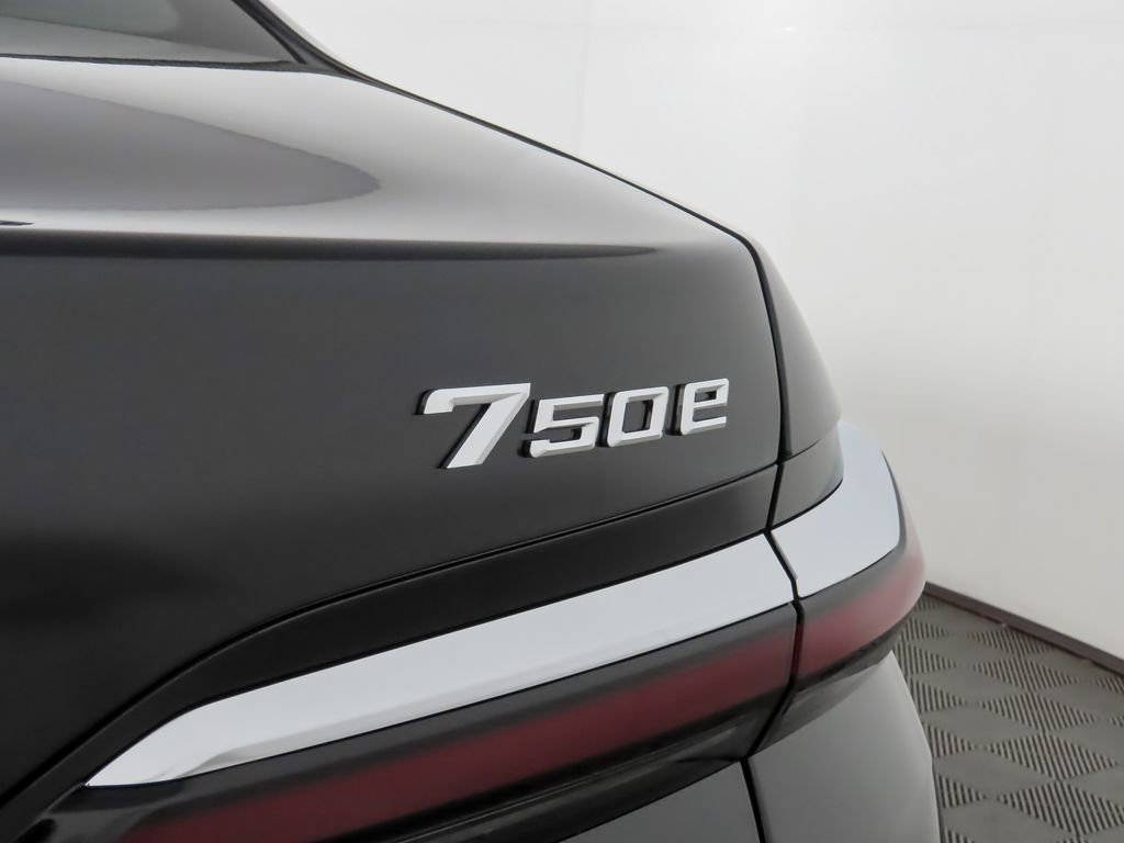 New 2025 BMW 750e xDrive image 6