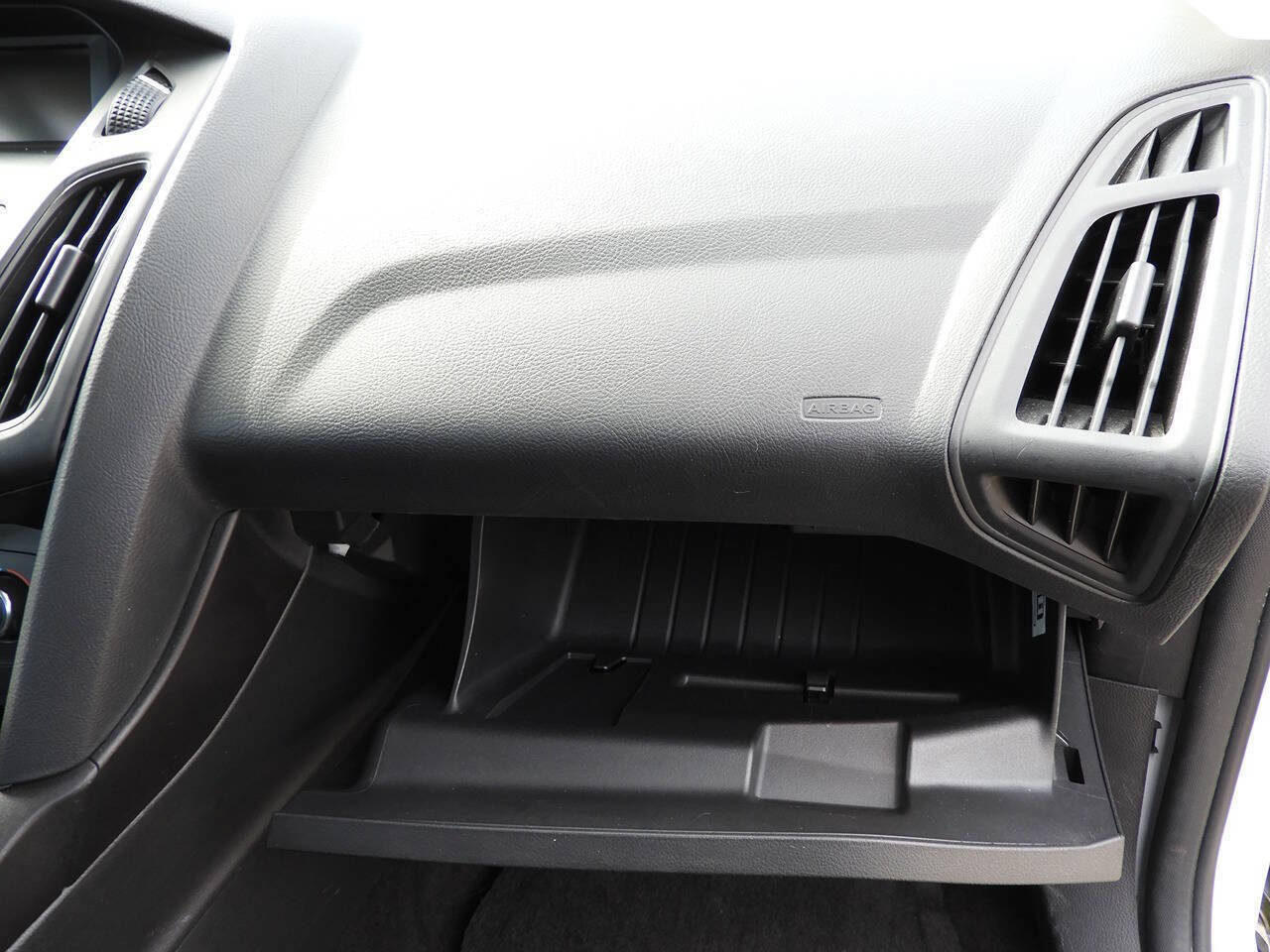Used 2018 Ford Focus SE w/ Cold Weather Package FWD image 31
