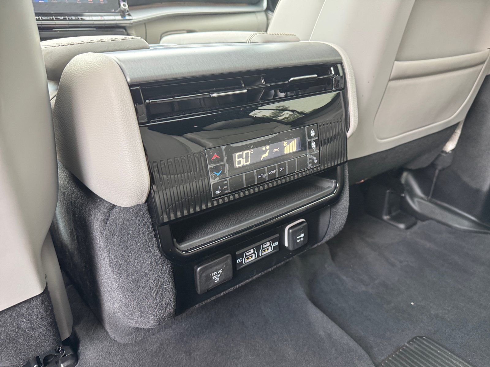 Used 2025 Jeep Wagoneer Series III w/ Premium Group I AWD/4WD image 29