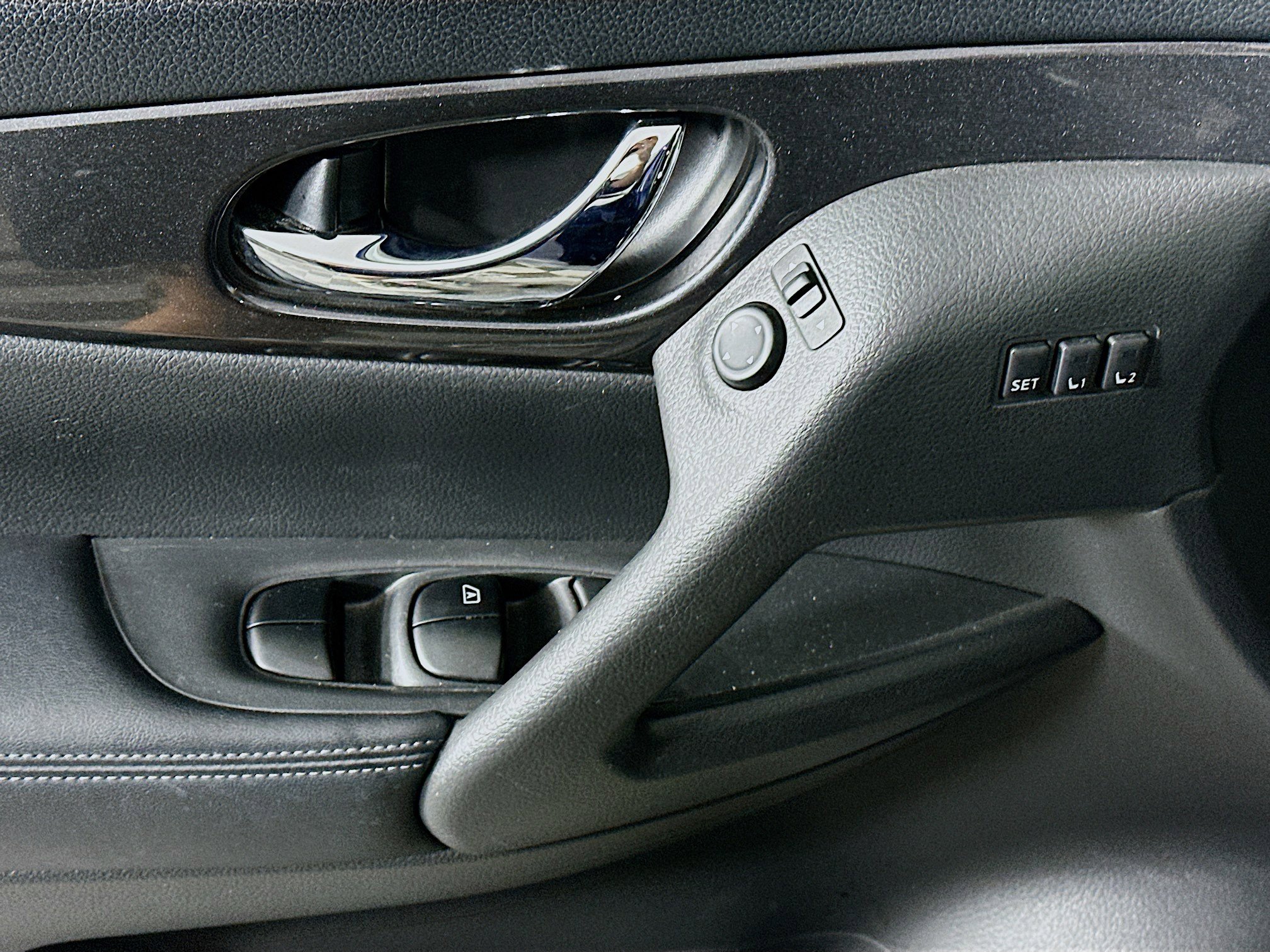 Used 2018 Nissan Rogue SV w/ Premium Package image 15