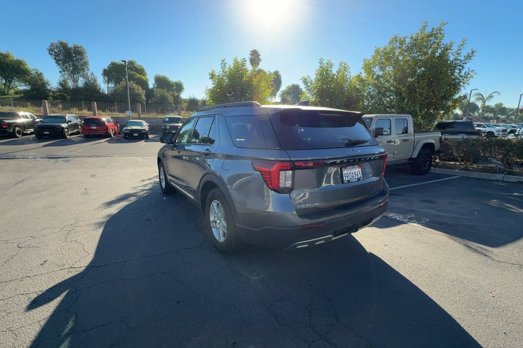 Used 2025 Ford Explorer Active w/ Active Comfort Package RWD image 8
