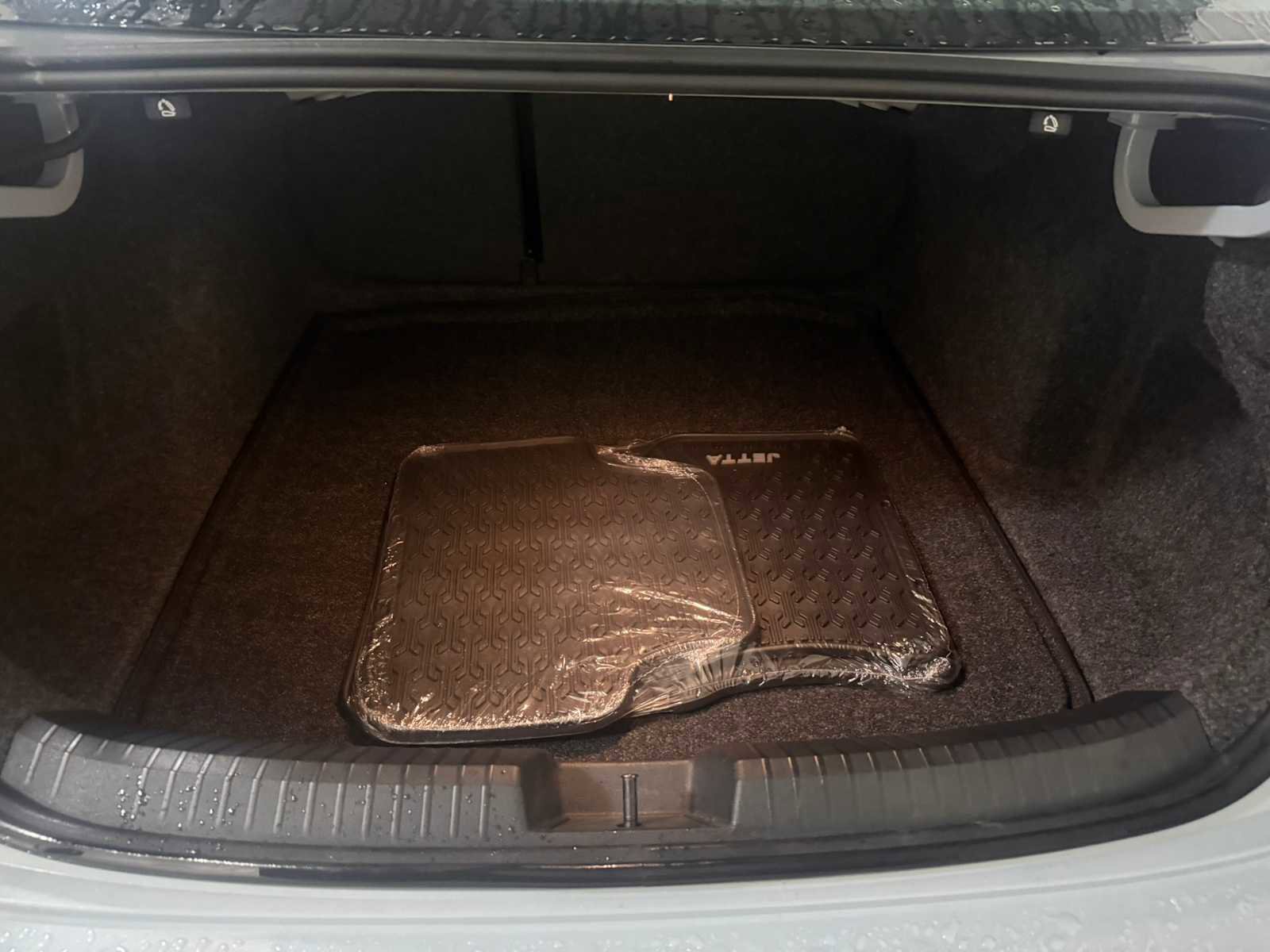 Certified 2025 Volkswagen Jetta SE w/ Sunroof Package image 24