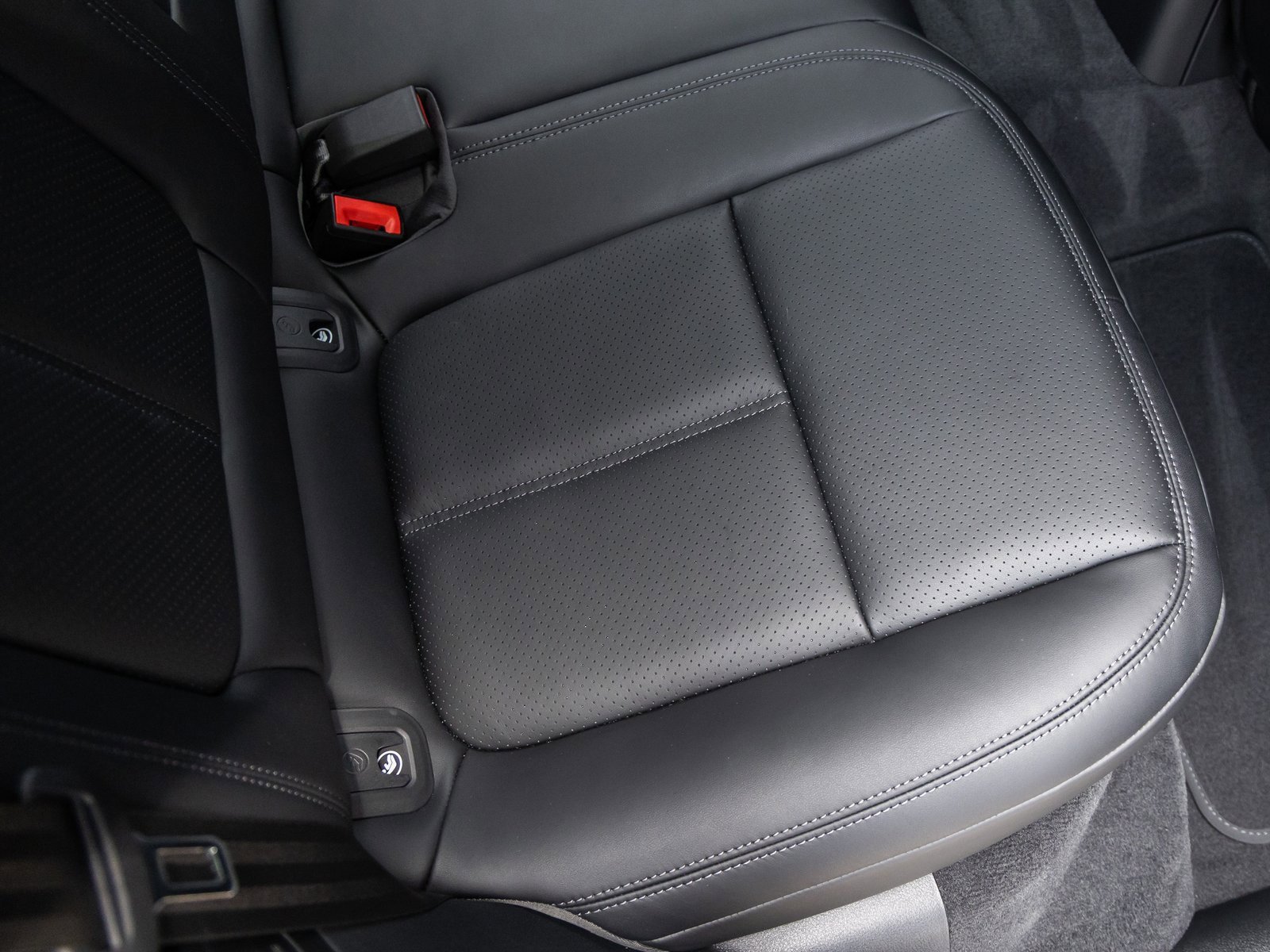 Used 2025 Porsche Macan image 37