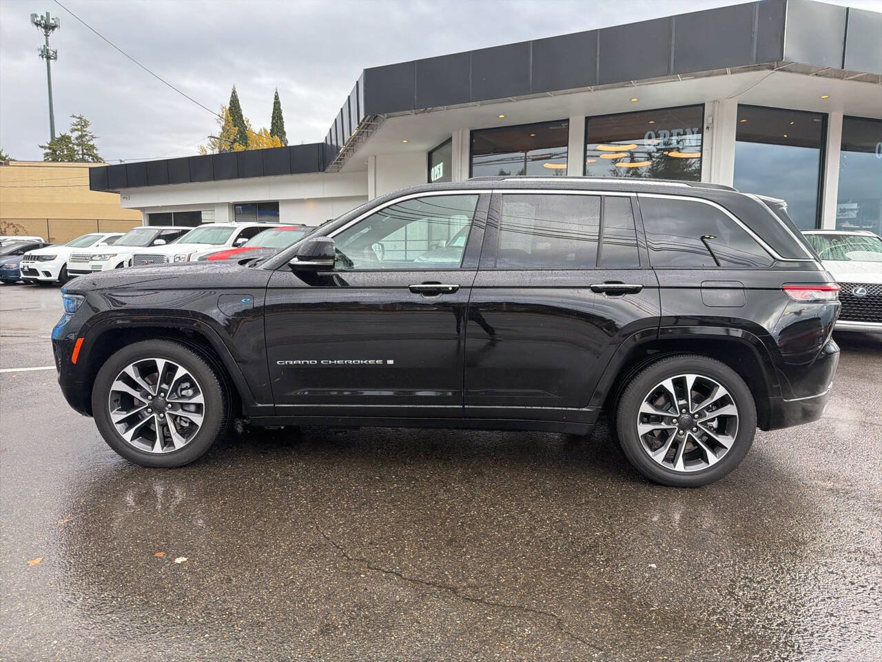 Used 2023 Jeep Grand Cherokee Overland w/ Luxury Tech Group IV image 2