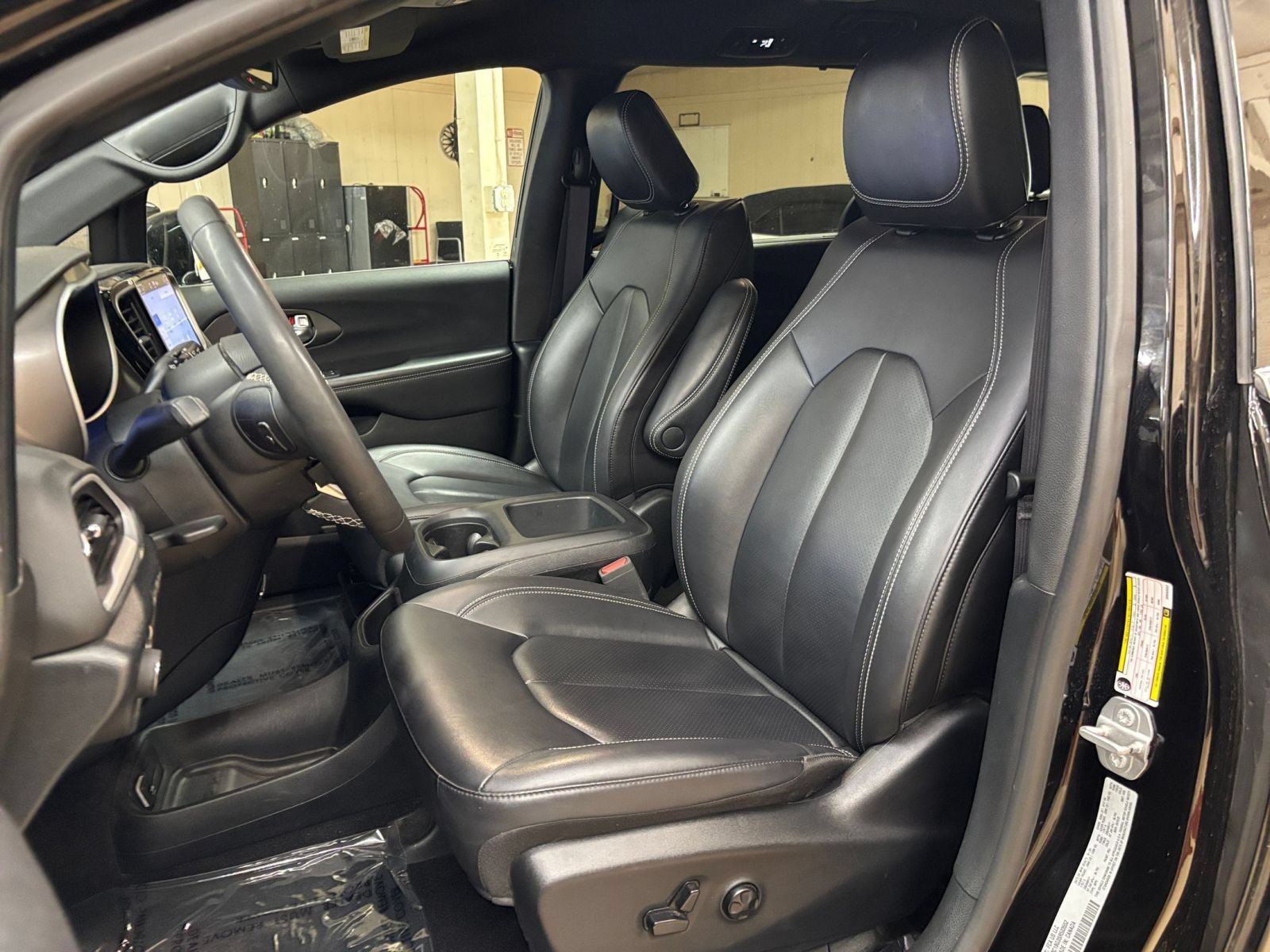 Used 2025 Chrysler Pacifica Select FWD image 27