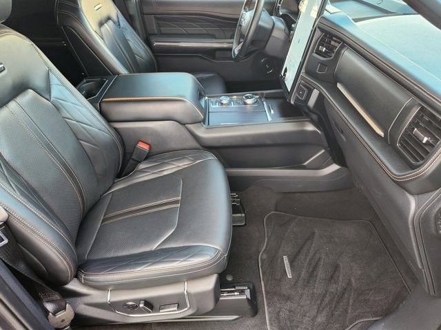 Used 2024 Ford Expedition Platinum image 13