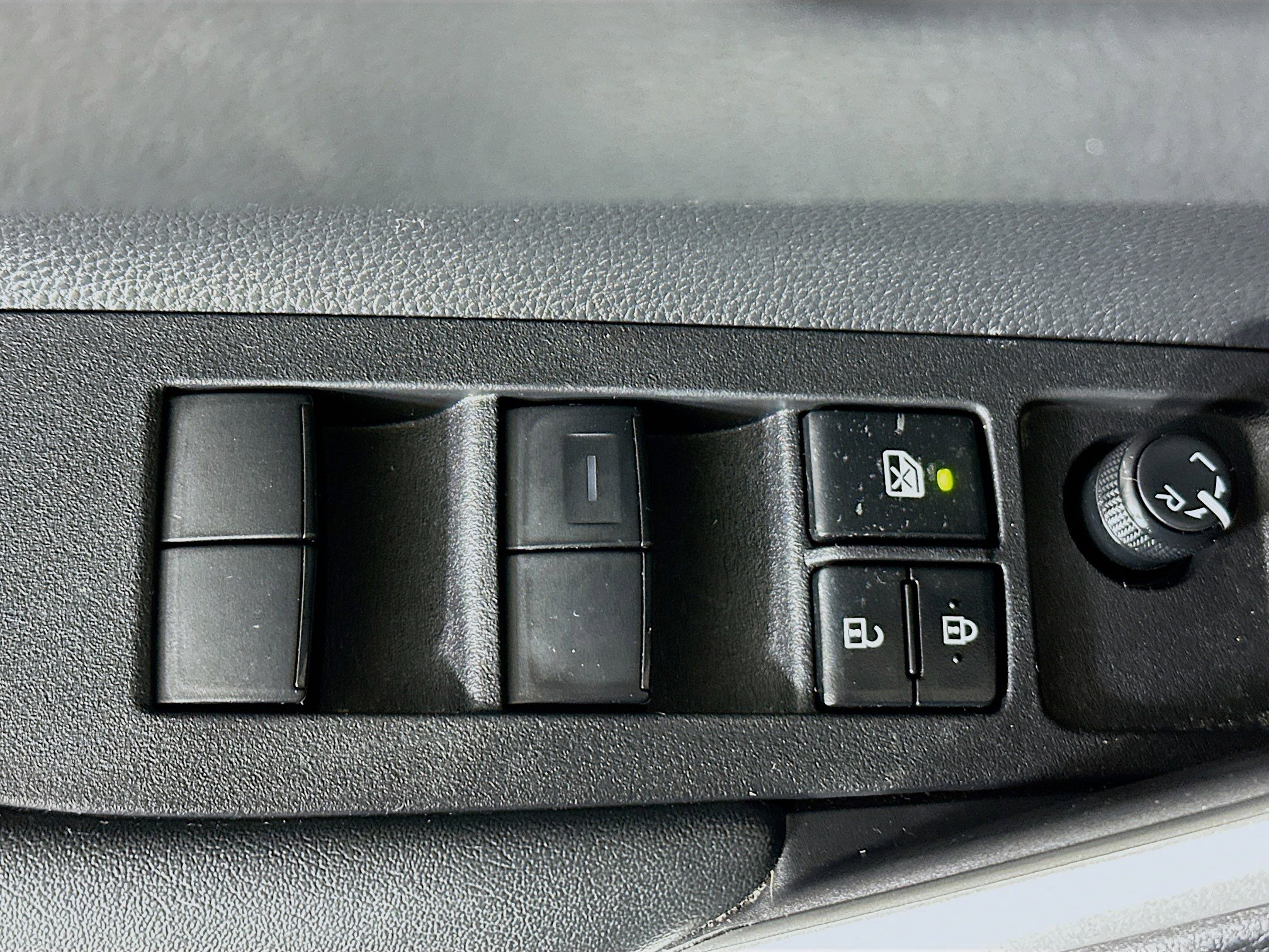 Used 2025 Toyota Corolla Cross LE image 14