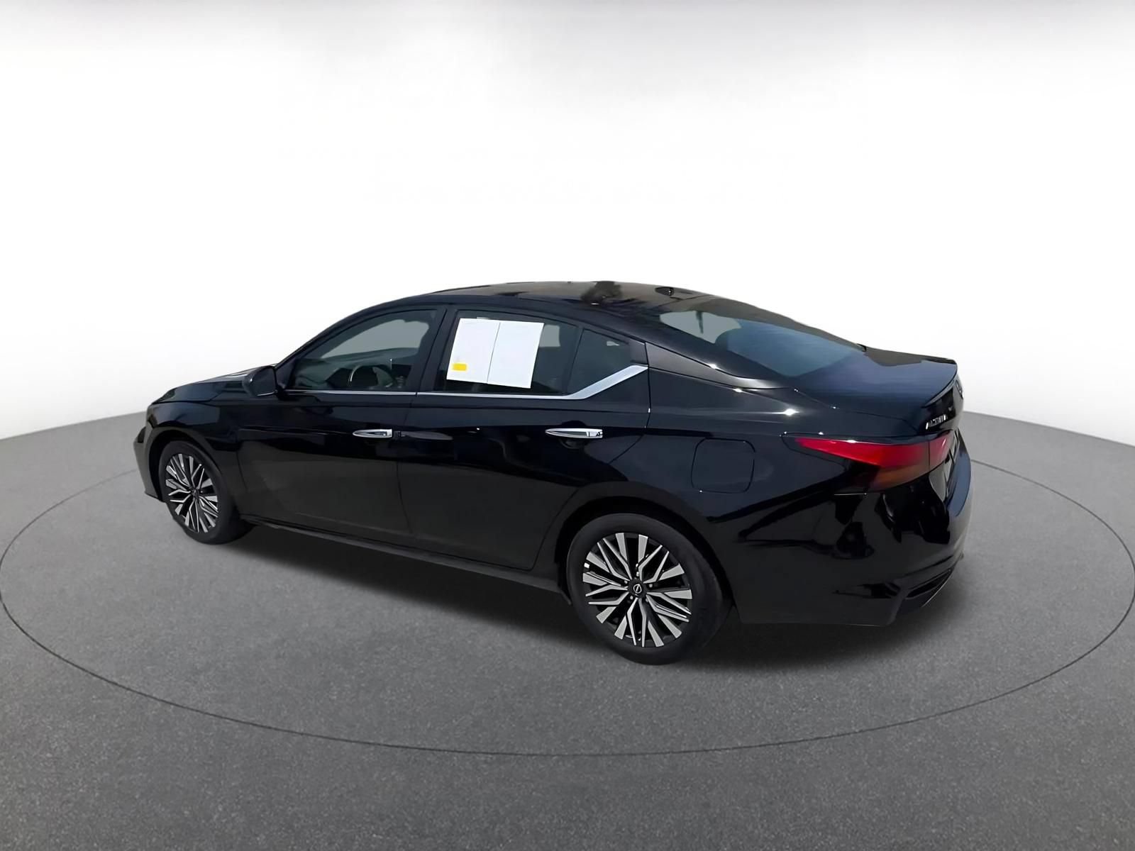 Used 2025 Nissan Altima 2.5 SV FWD image 9