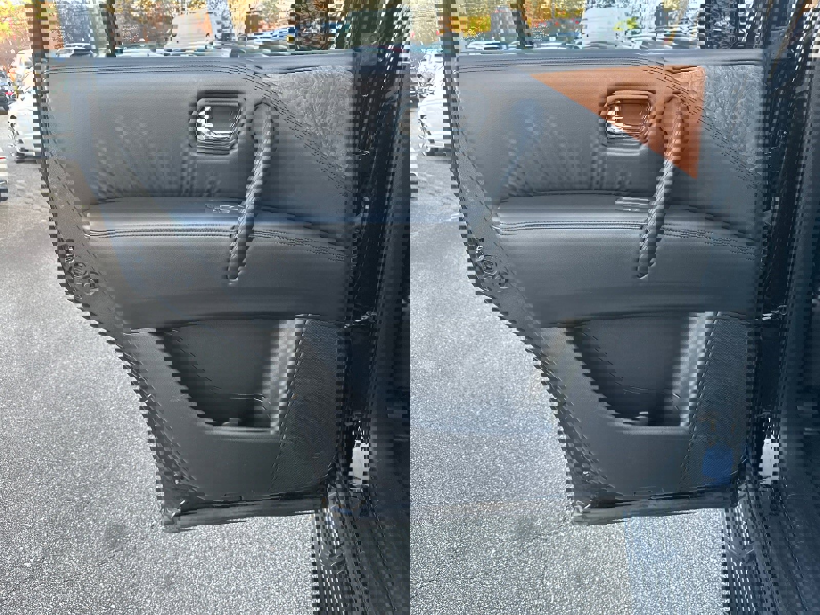 Used 2023 Nissan Armada SL w/ Captain's Chairs Package image 22