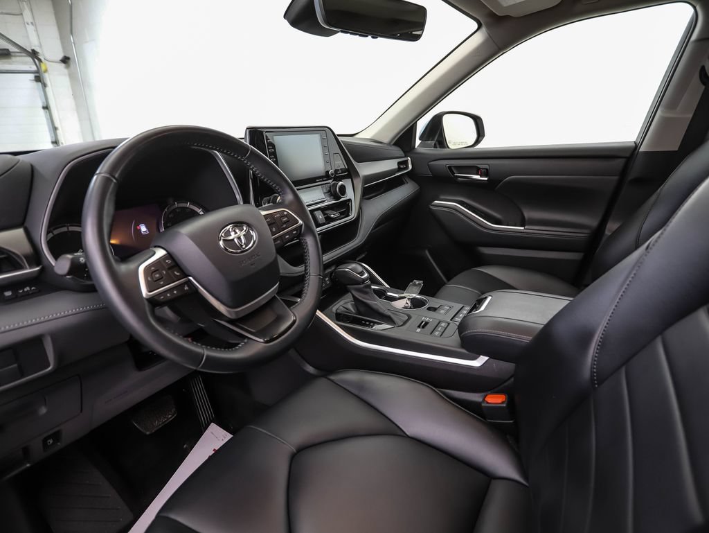 Used 2022 Toyota Highlander XLE AWD/4WD image 10