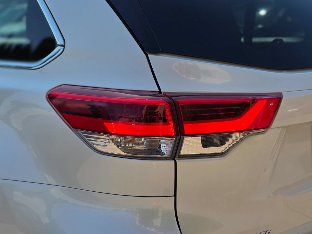 Used 2018 Toyota Highlander SE FWD image 10