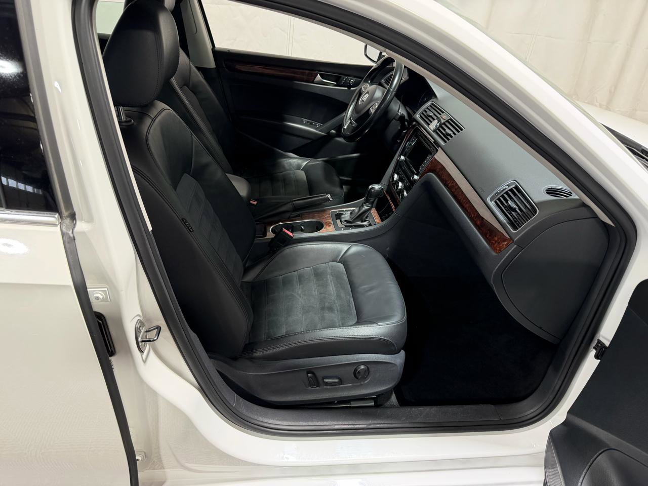 Used 2013 Volkswagen Passat TDI SEL Premium image 12