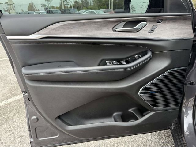 Used 2022 Jeep Grand Cherokee Overland w/ Advanced Protech Group III image 19