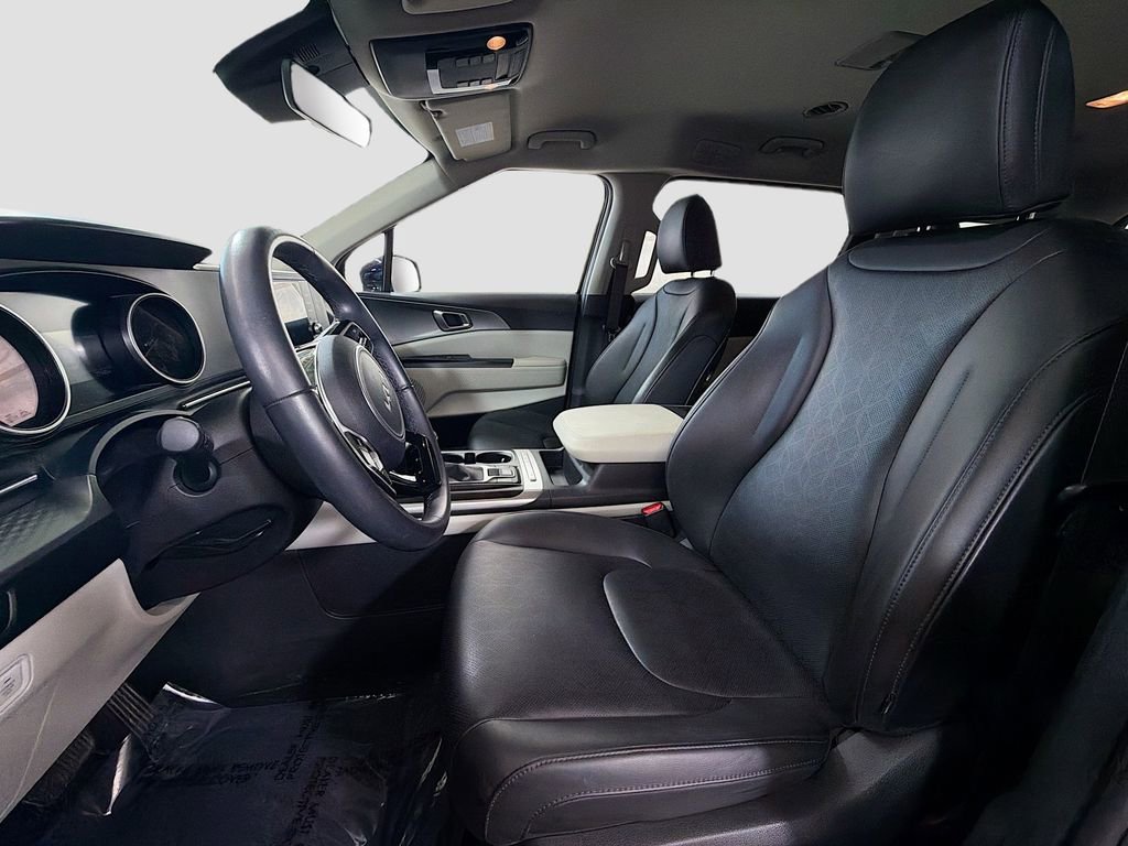 Used 2023 Kia Carnival LX FWD image 21