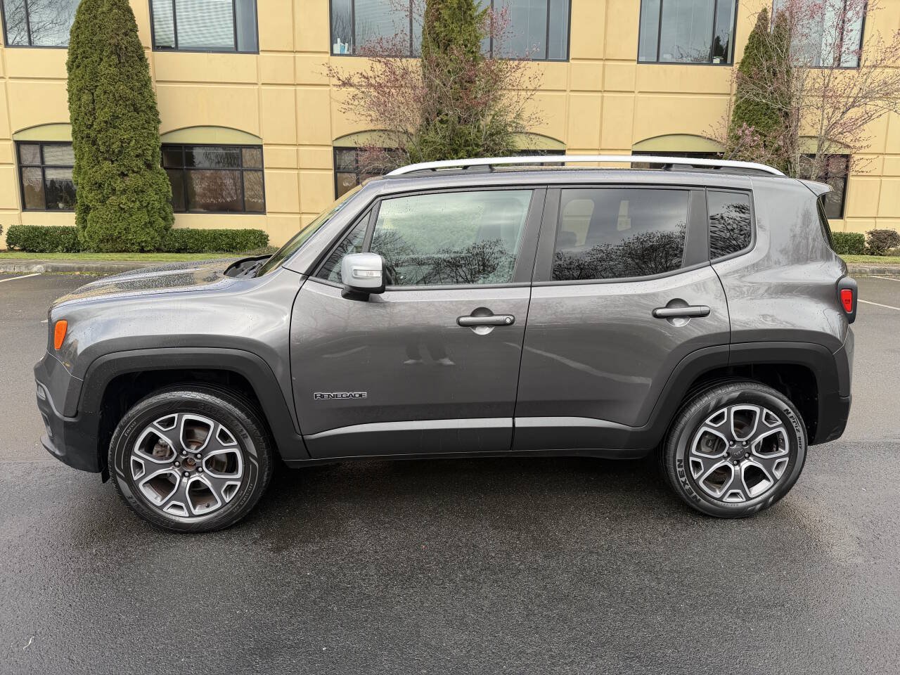 Used 2017 Jeep Renegade Limited AWD/4WD image 9