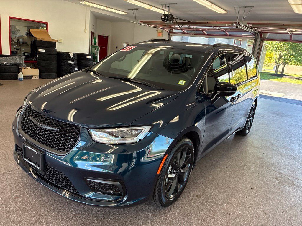 Certified 2025 Chrysler Pacifica Limited FWD image 5