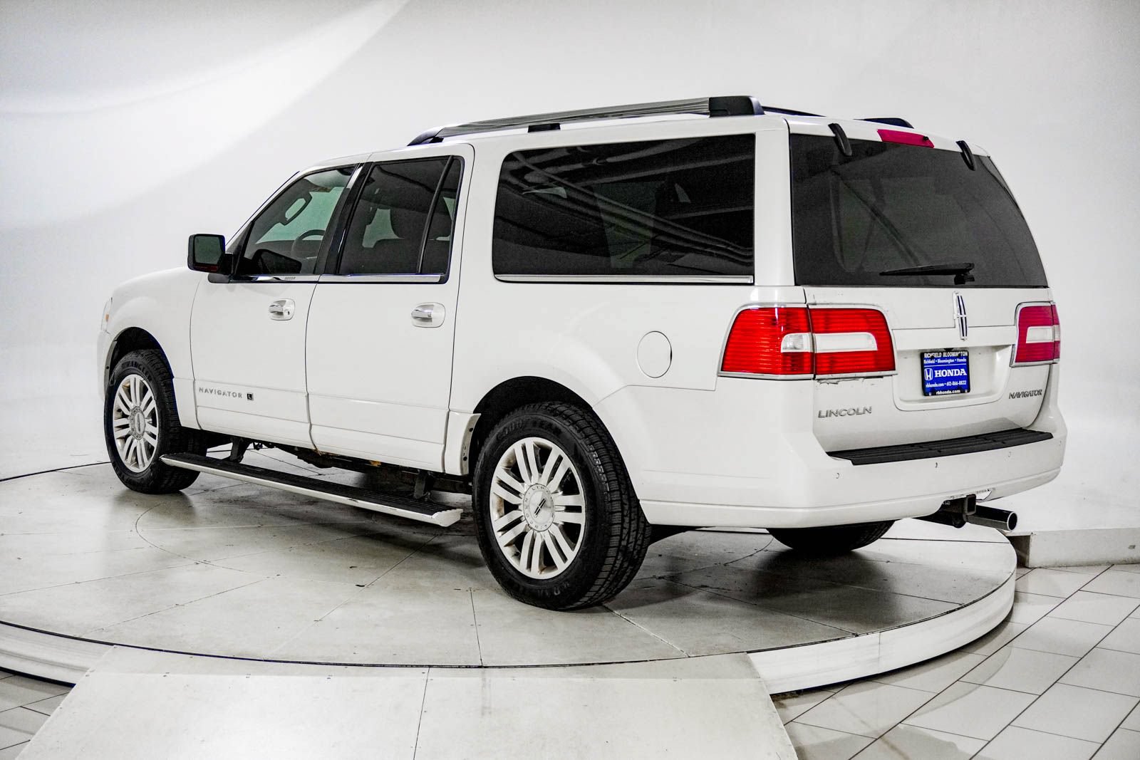 Used 2011 Lincoln Navigator L 4WD image 5