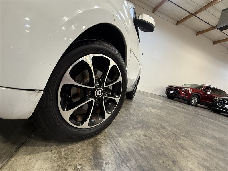 Used 2016 smart fortwo passion RWD image 12