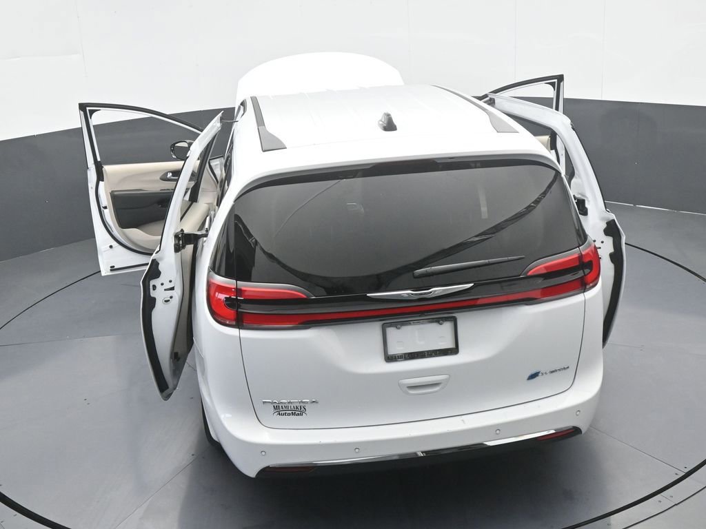 Used 2024 Chrysler Pacifica Select image 63