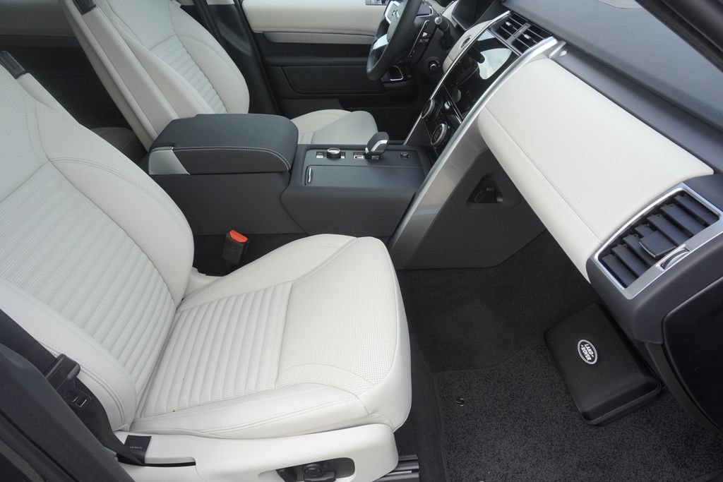 New 2025 Land Rover Discovery Dynamic SE image 23