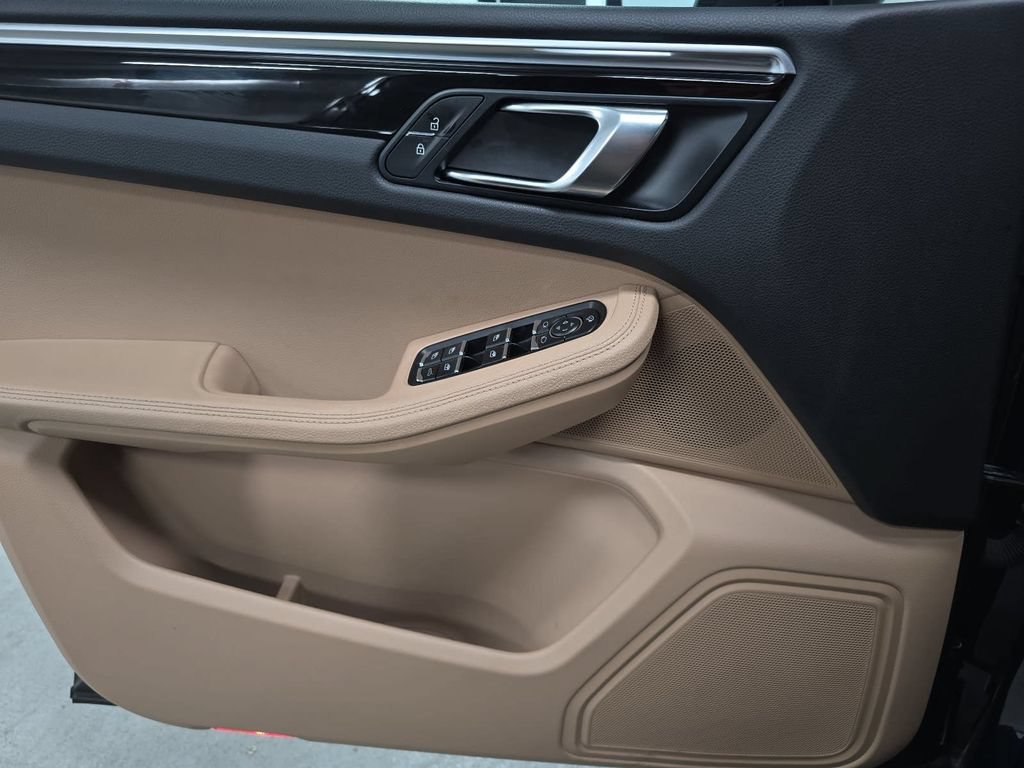 Certified 2019 Porsche Macan AWD/4WD image 23