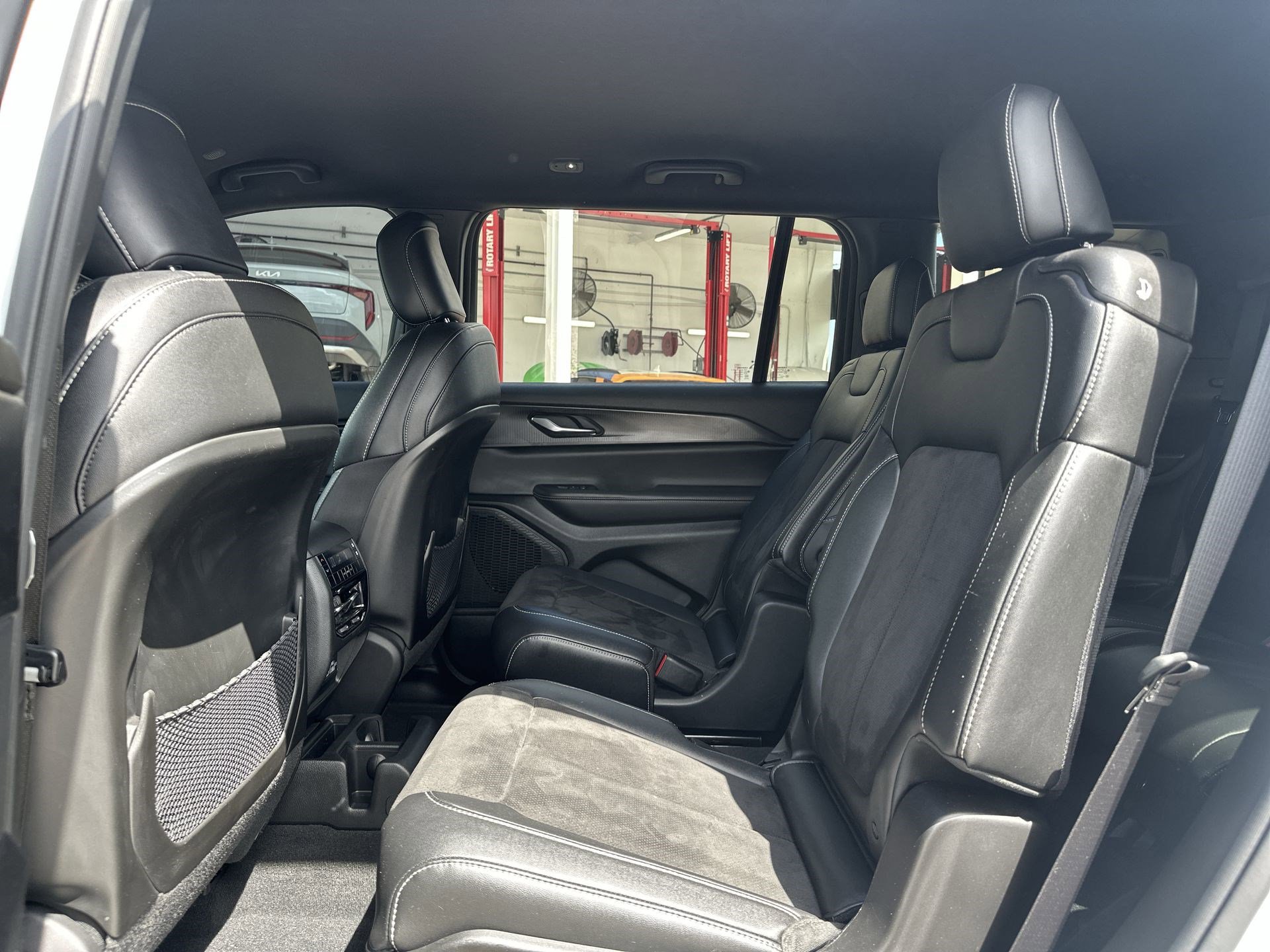 Used 2023 Jeep Grand Cherokee L Laredo RWD image 23