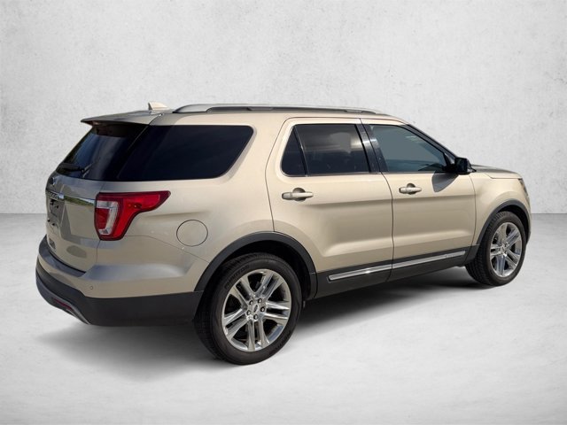 Used 2017 Ford Explorer XLT w/ Equipment Group 201A FWD image 5