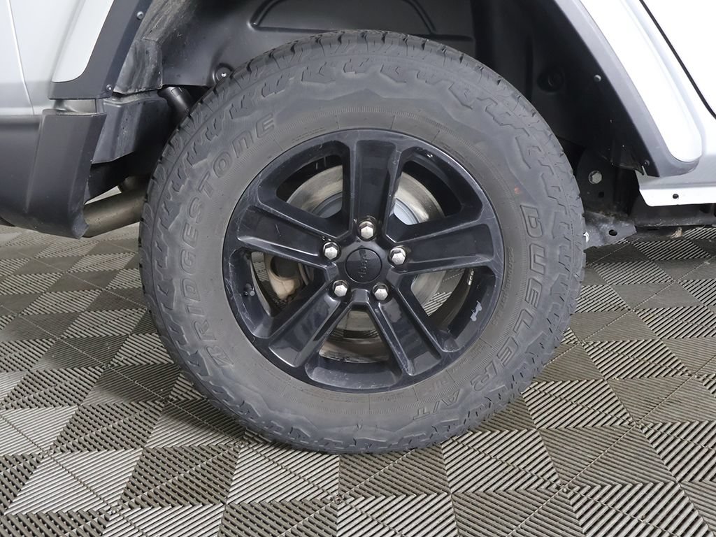 Used 2023 Jeep Wrangler Unlimited Sahara AWD/4WD image 18
