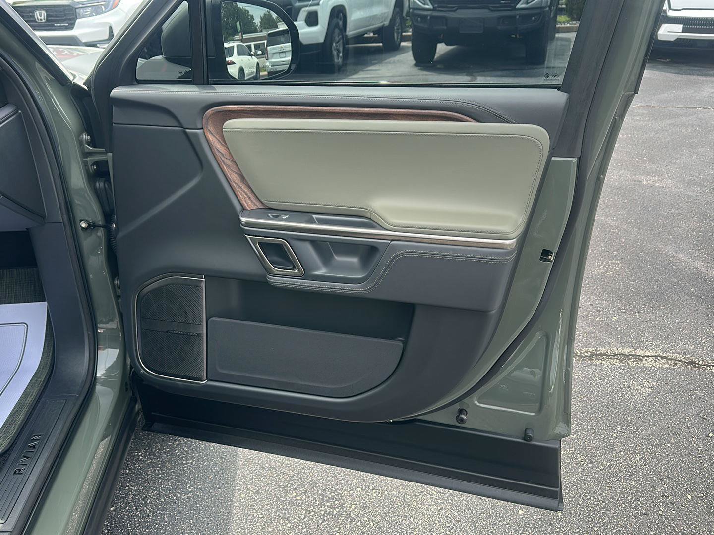 Used 2022 Rivian R1S Launch Edition AWD/4WD image 14