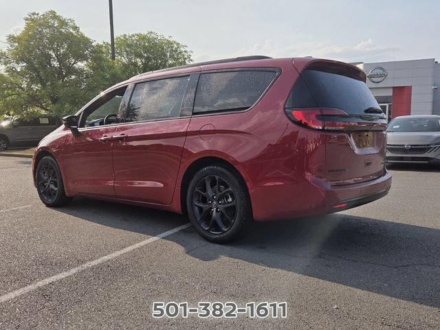 Used 2026 Chrysler Pacifica Limited w/ Uconnect Theater Family Group FWD image 3