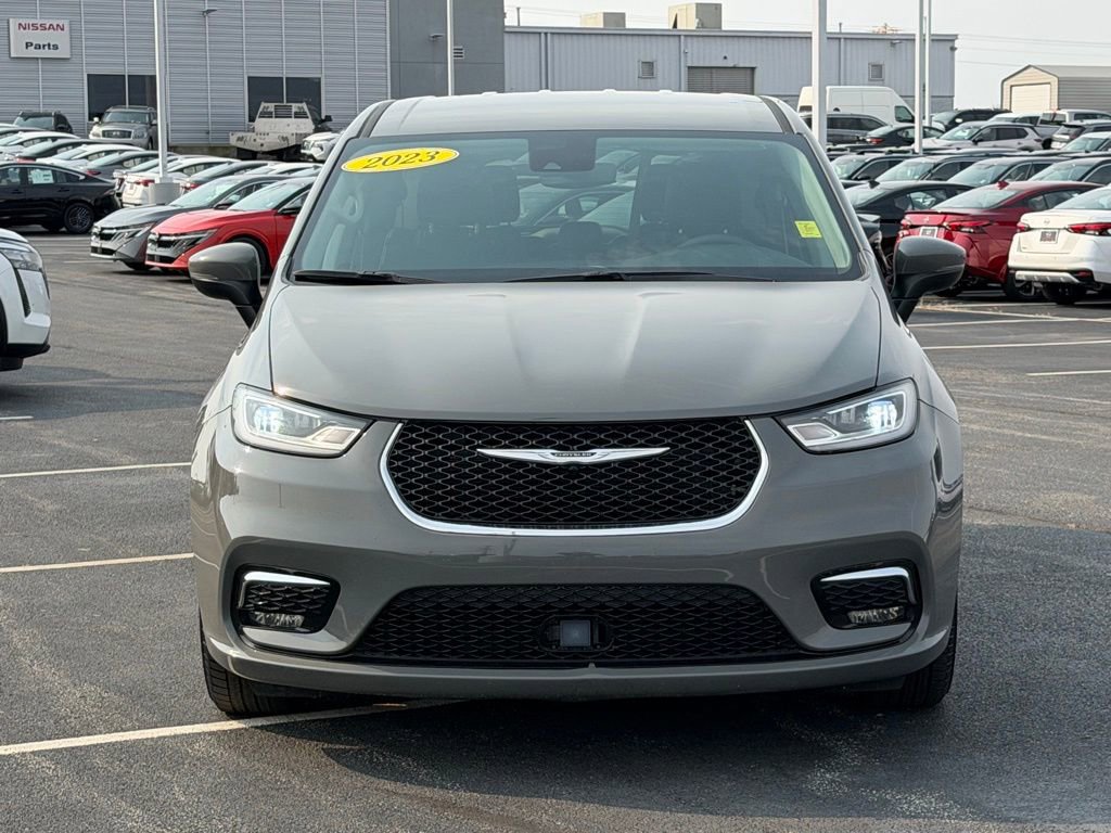 Used 2023 Chrysler Pacifica Touring-L image 10