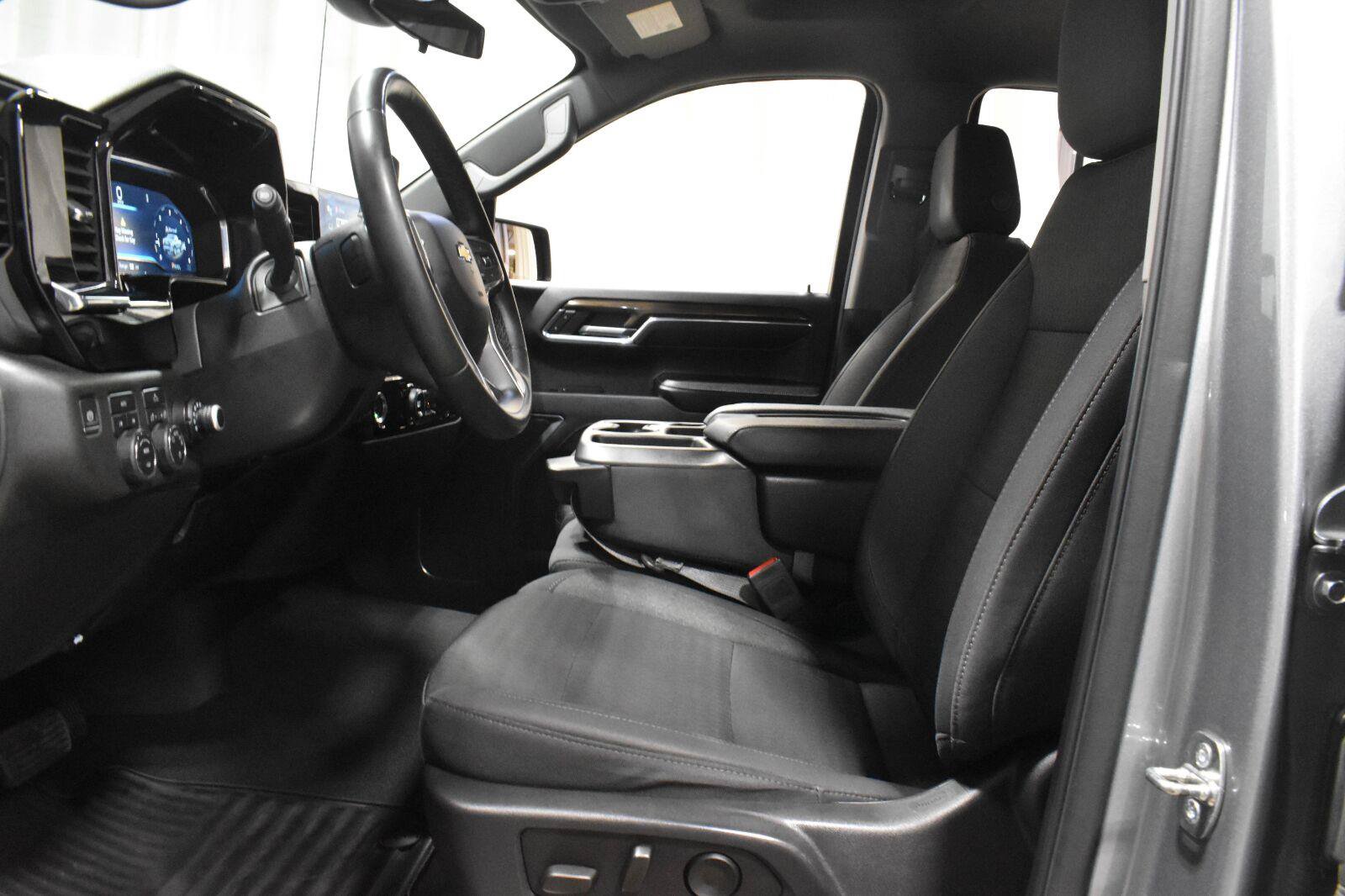 Used 2023 Chevrolet Silverado 1500 LT AWD/4WD image 3