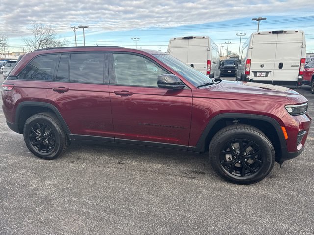 New 2025 Jeep Grand Cherokee Altitude w/ Trailer Tow Package AWD/4WD image 11