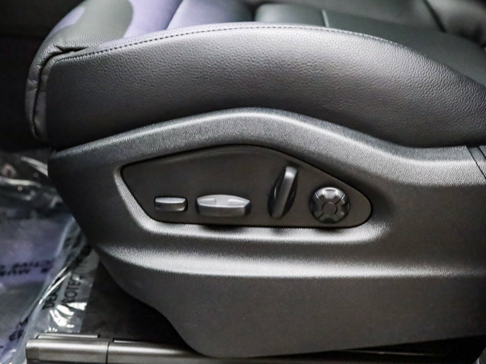 Used 2025 Porsche Cayenne image 25