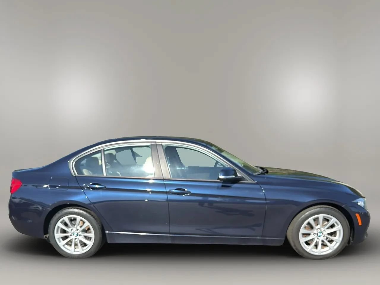 Used 2017 BMW 320i xDrive Sedan AWD/4WD image 4