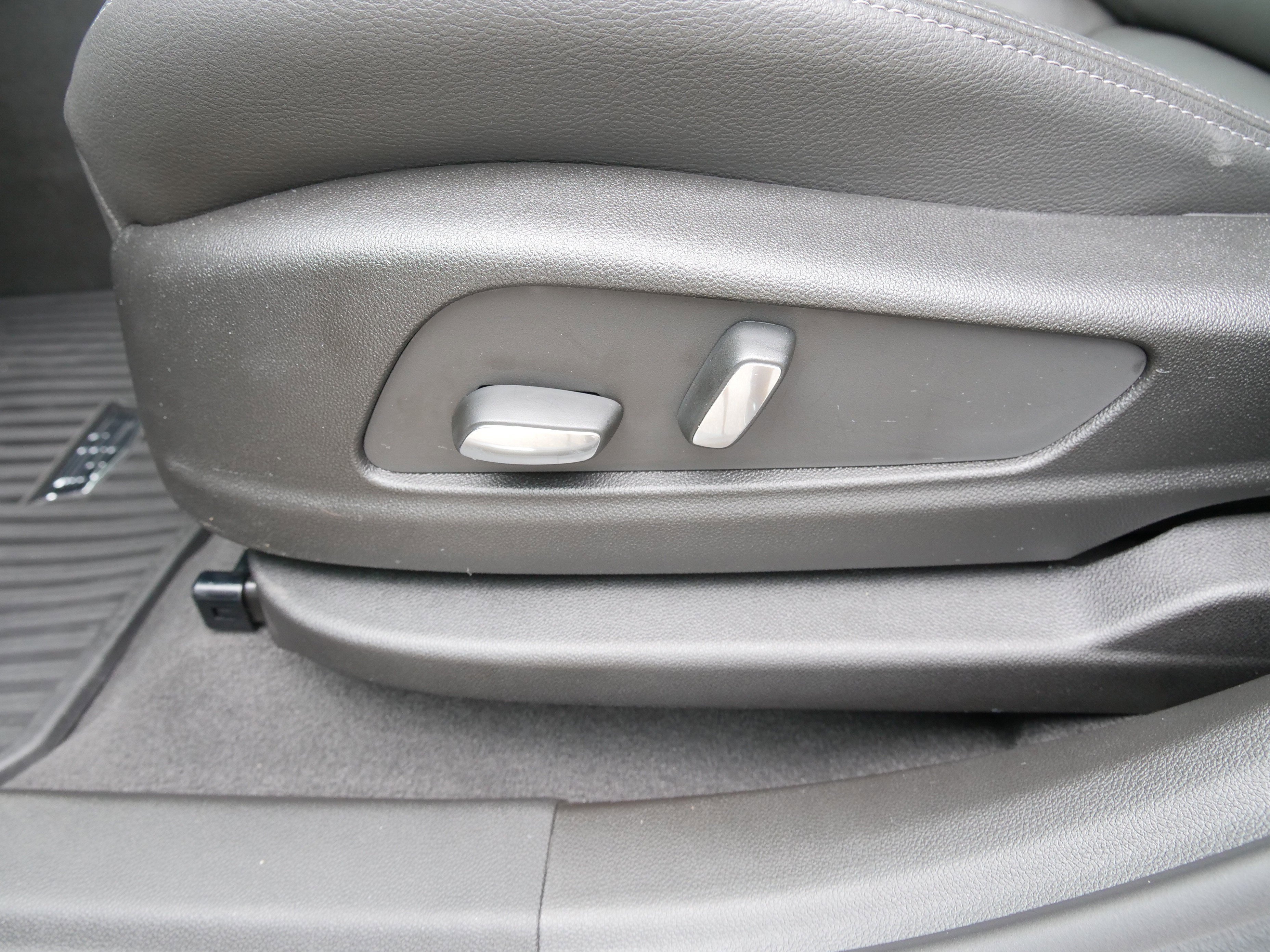 Certified 2025 Cadillac XT6 Luxury image 18